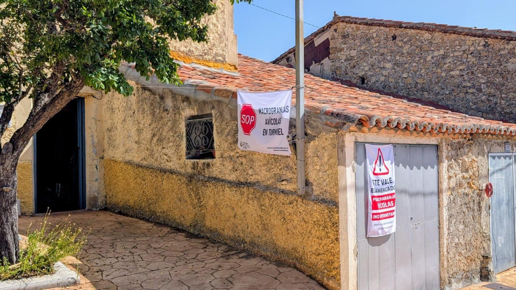 Carteles instalados en las fachadas de las viviendas de Turmiel.