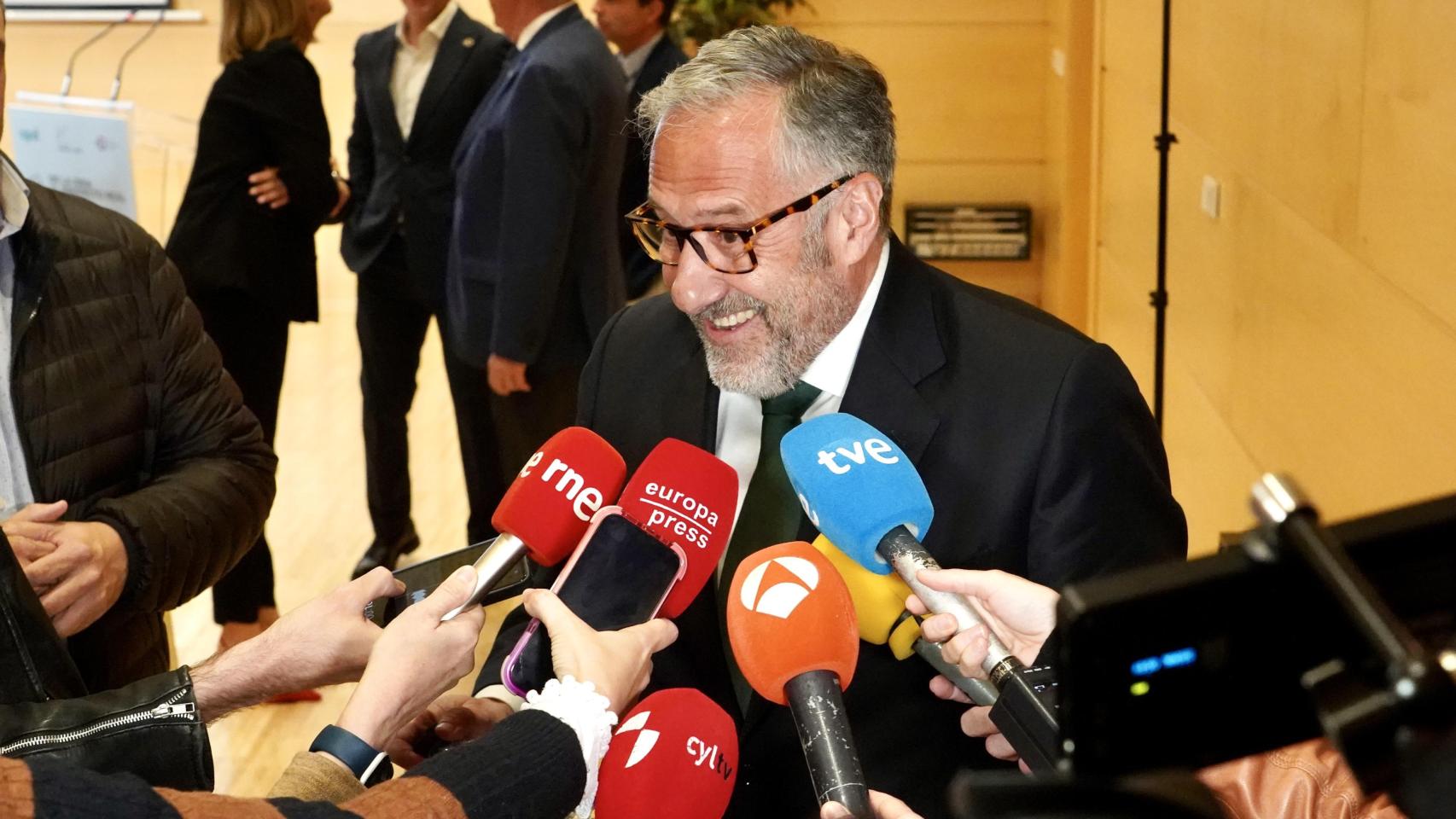 El presidente de las Cortes de Castilla y León, Carlos Pollán, atiende a los medios