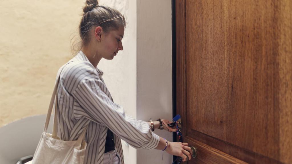 Imagen de ilustración de una joven entrando a una vivienda.