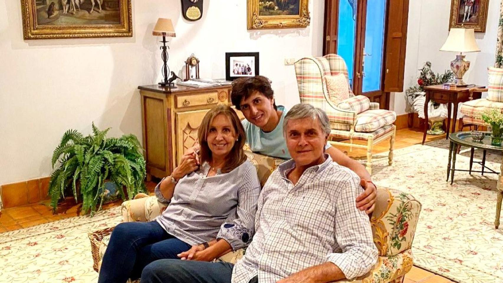 Andrés Roca Rey junto a sus padres, Fernando Roca Rey Müller y María Mercedes Valdez Bolarte.