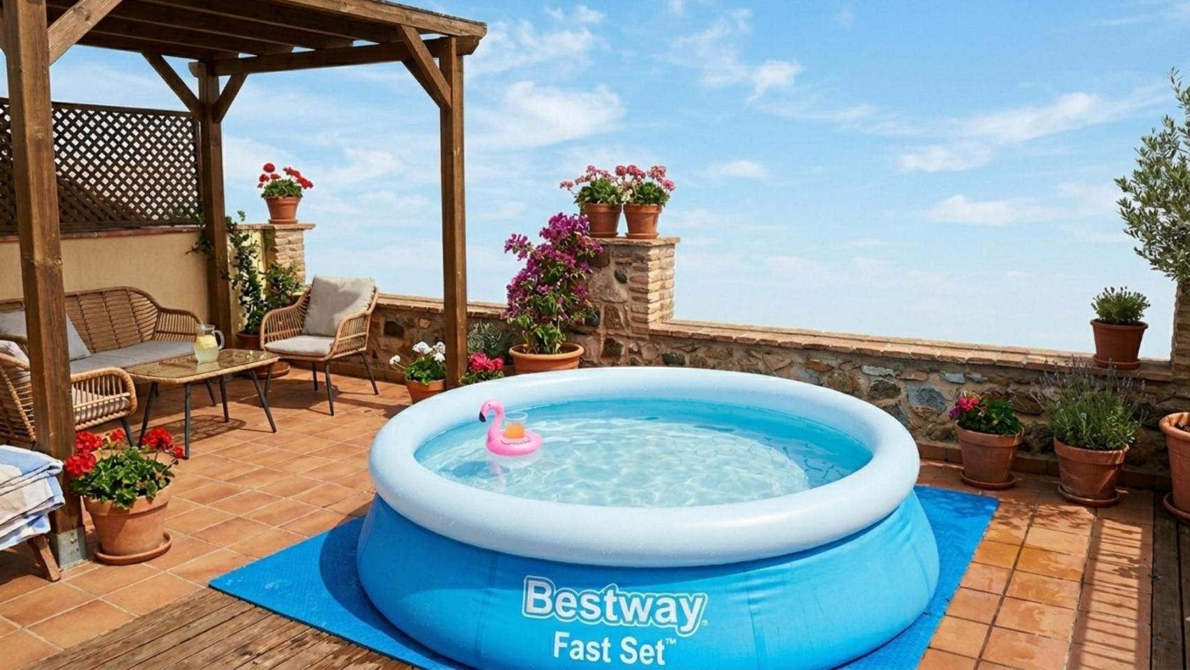 Una piscina inflable en el balcón de una casa.