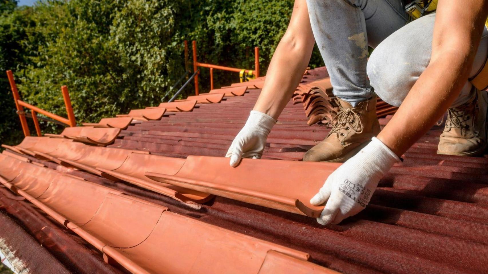 Un albañil trabajando en un tejado.