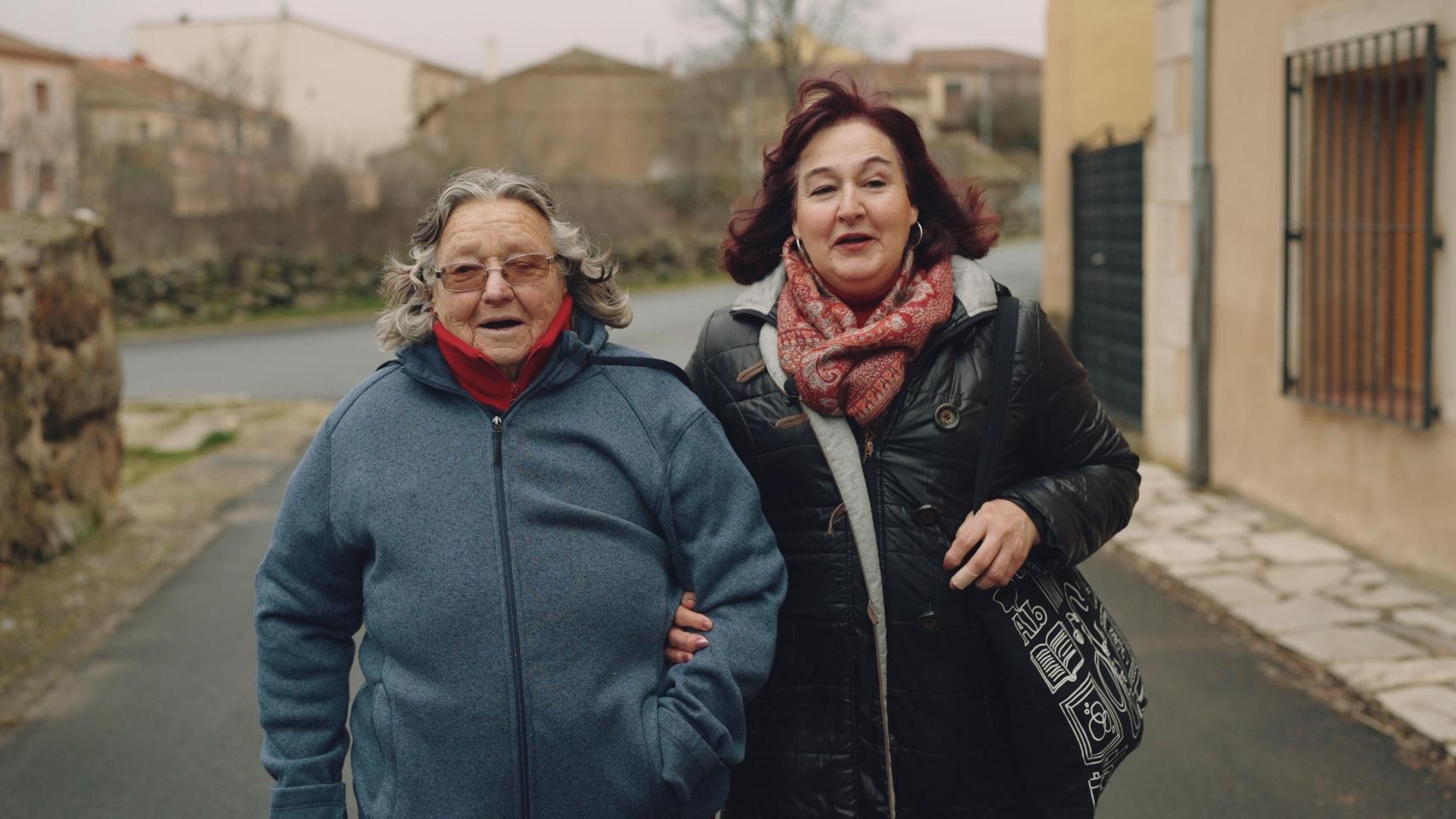 Dos mujeres participantes en el programa 'Vecin+s Puerta con Puerta' de la Diputación de Segovia