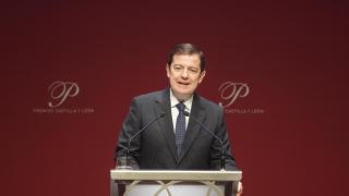 El presidente de la Junta de Castilla y León en funciones, Alfonso Fernández Mañueco, durante la gala de los Premios Castilla y León 2025, este martes en el Centro Cultural Miguel Delibes de Valladolid