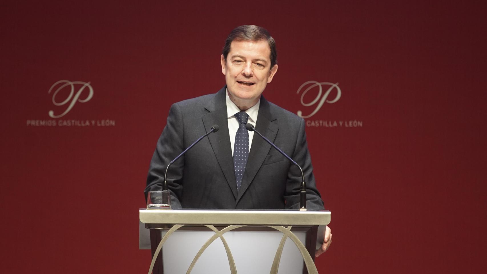 El presidente de la Junta de Castilla y León en funciones, Alfonso Fernández Mañueco, durante la gala de los Premios Castilla y León 2025, este martes en el Centro Cultural Miguel Delibes de Valladolid