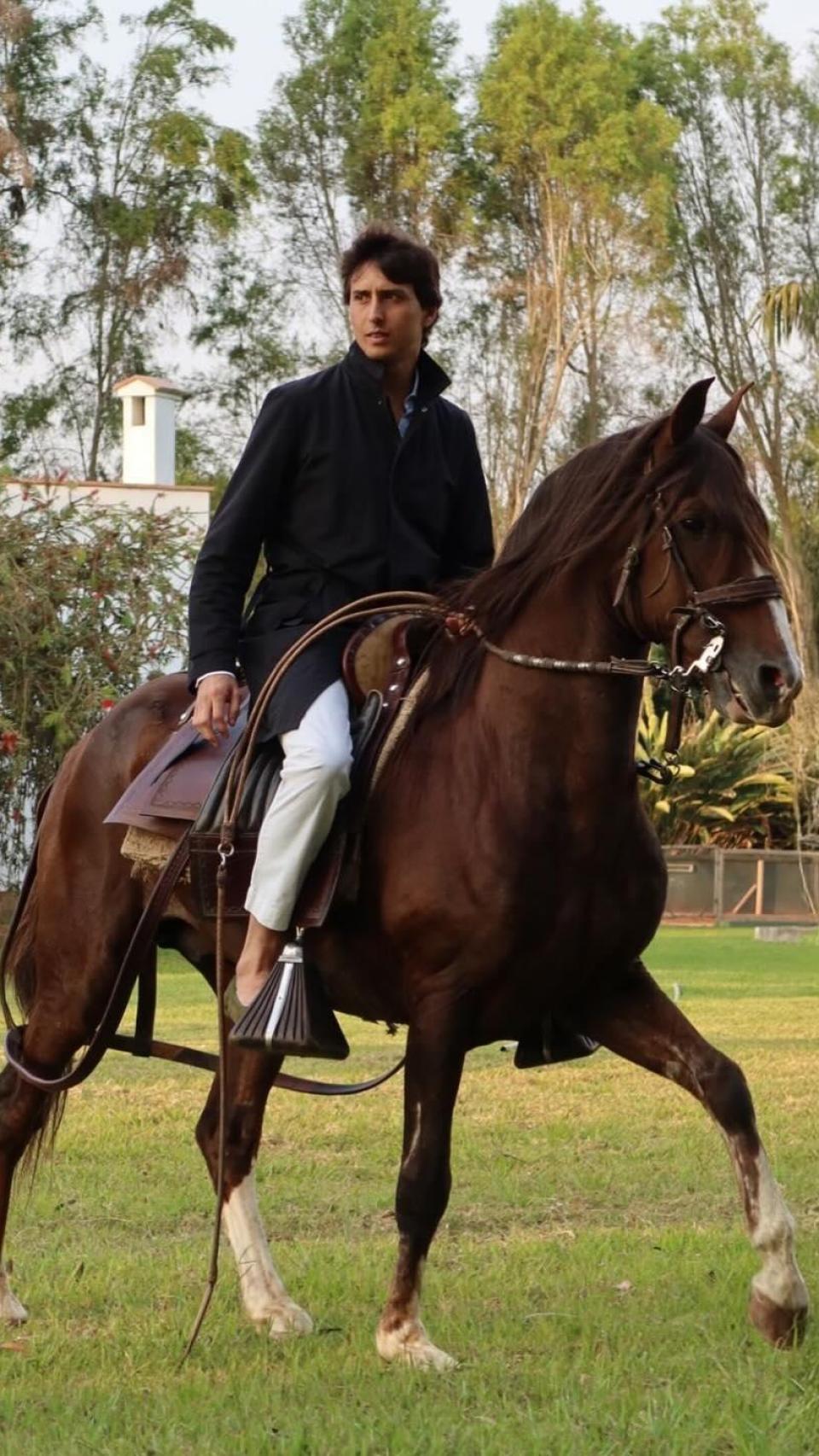 Andrés Roca Rey monta a caballo en su finca.