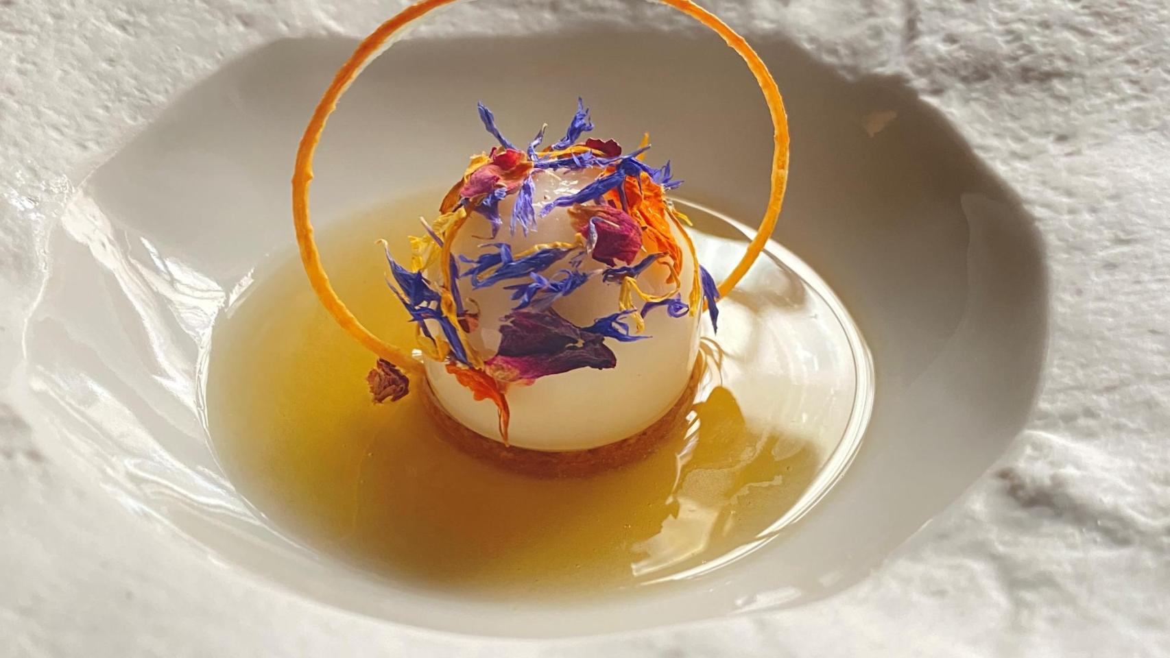 Ravioli de cebolla cremoso, sobre bizcocho de cebolla y un consomé de cebolla con vino blanco.