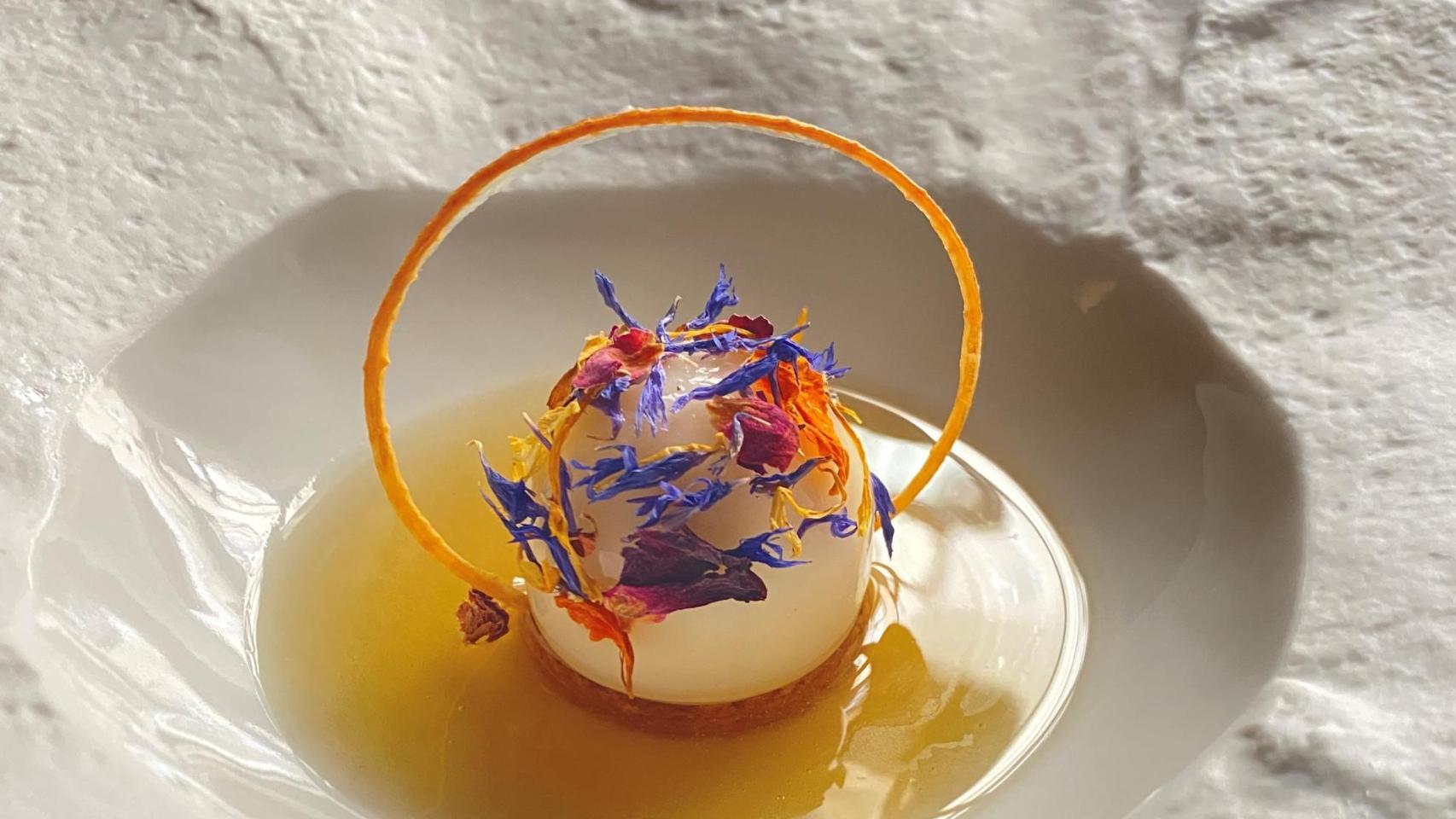 Ravioli de cebolla cremoso, sobre bizcocho de cebolla y un consomé de cebolla con vino blanco.