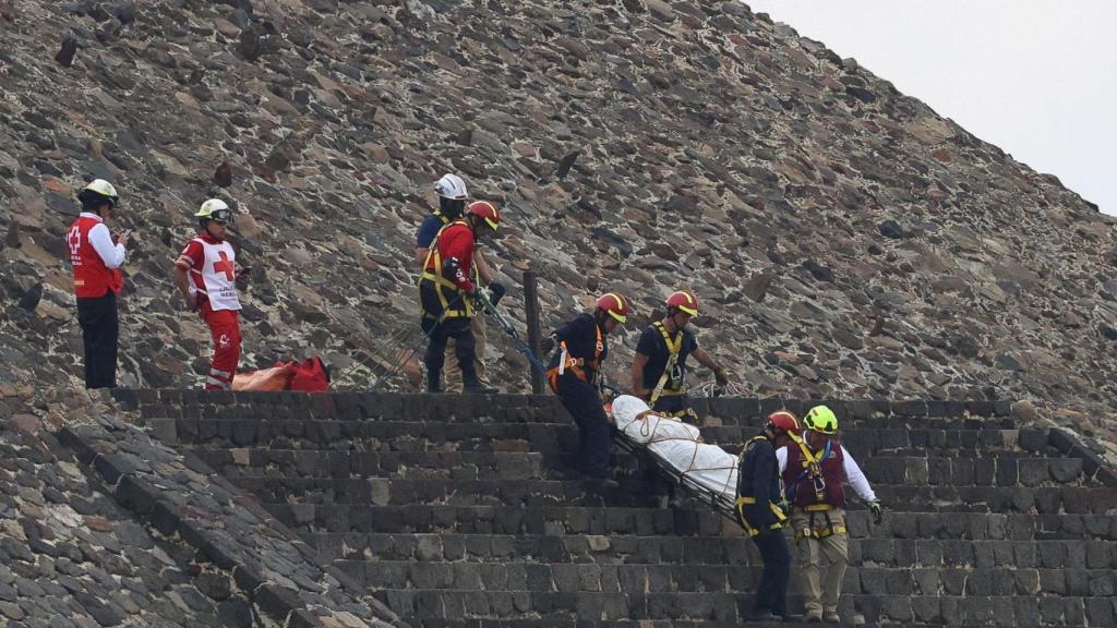 Los equipos de rescate, en plena intervención en Teotihuacán.
