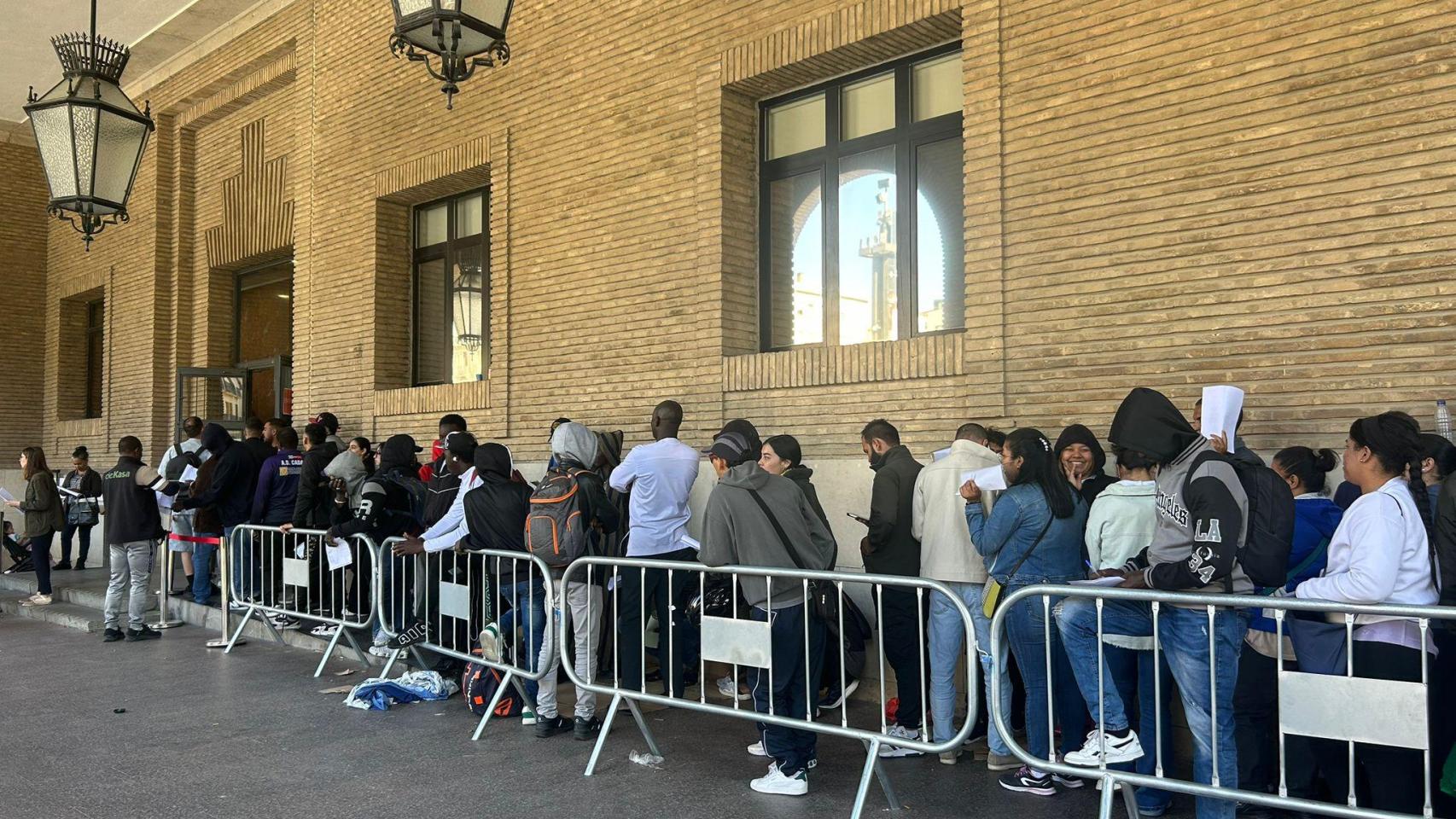 La fila de personas inmigrantes este martes, en el Ayuntamiento de Zaragoza.