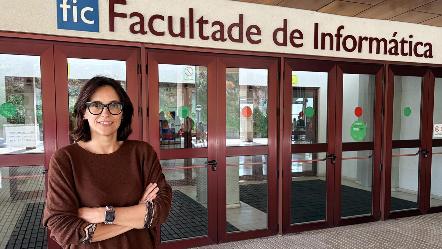 Virginia Mato frente a la facultad de informática.