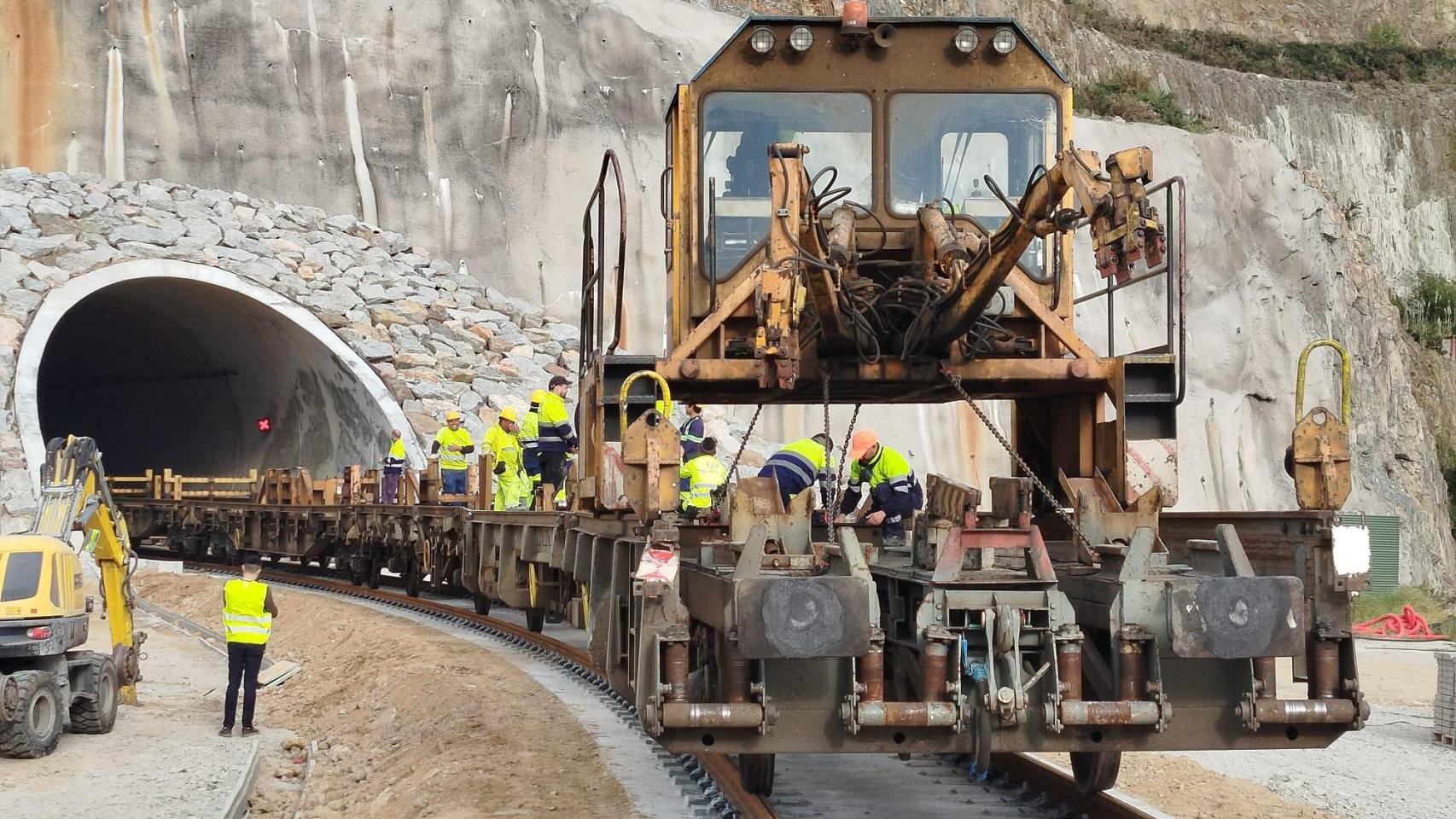 El tren carrilero empleado para el tendido de vías accede a uno de los túneles del acceso ferroviario al puerto exterior.