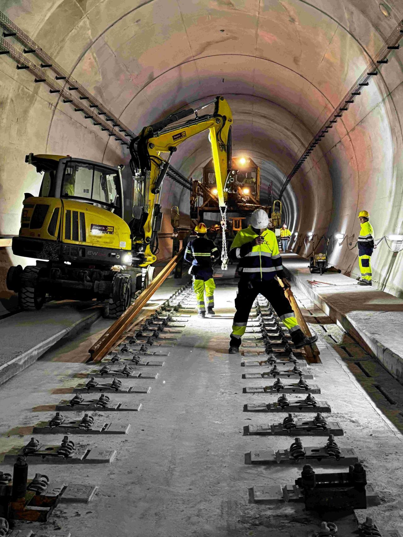 Trabajos en el interior de los túneles del puerto exterior de A Coruña.