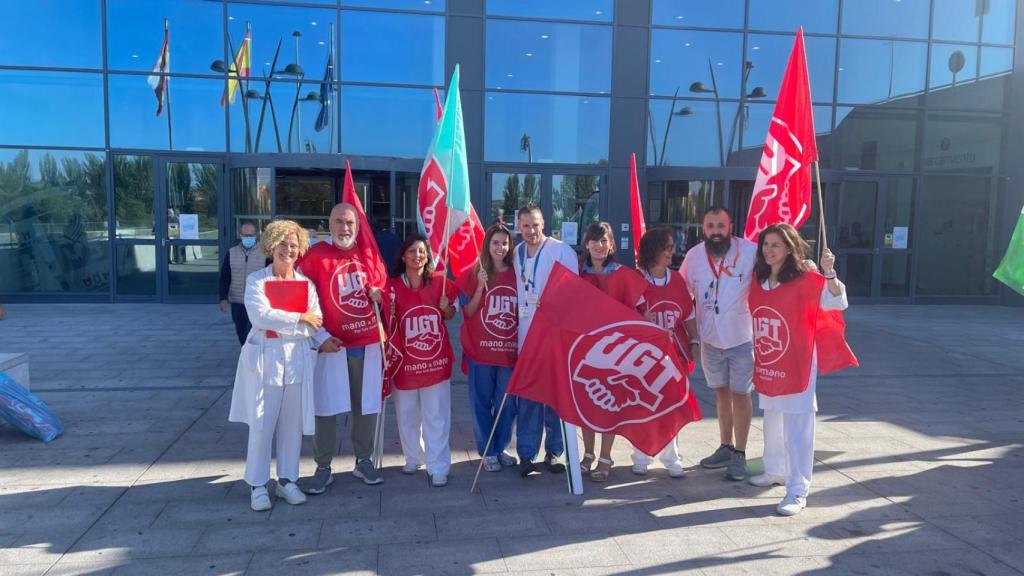 Imagen recurso de concentración de UGT a las puertas del Hospital Clínico Universitario de Salamanca.