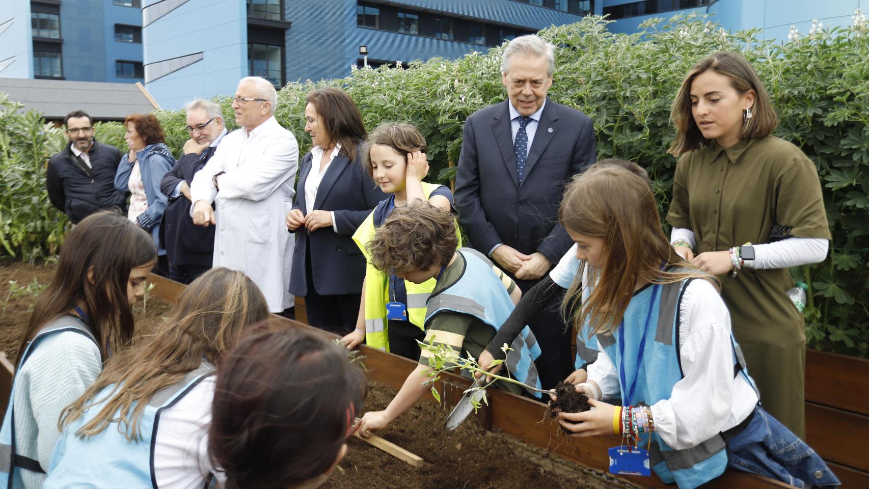 El conselleiro de Sanidade, Antonio Gómez Caamaño, en la inauguración de la nueva huerta del Hospital Álvaro Cunqueiro