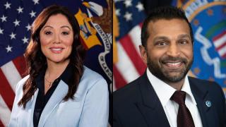 Lori Chávez-Deremer (izquierda) y Kash Patel (derecha)