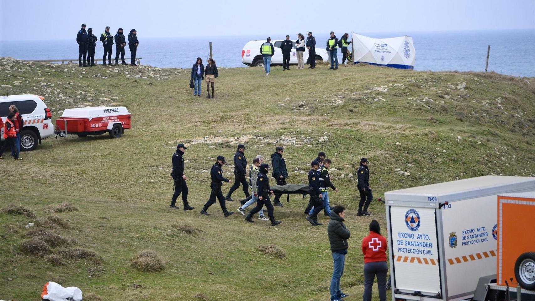 Agentes de los Servicios de Emergencias trabajan en la playa de El Bocal, a 5 de marzo de 2026, en Santander, Cantabria (España).