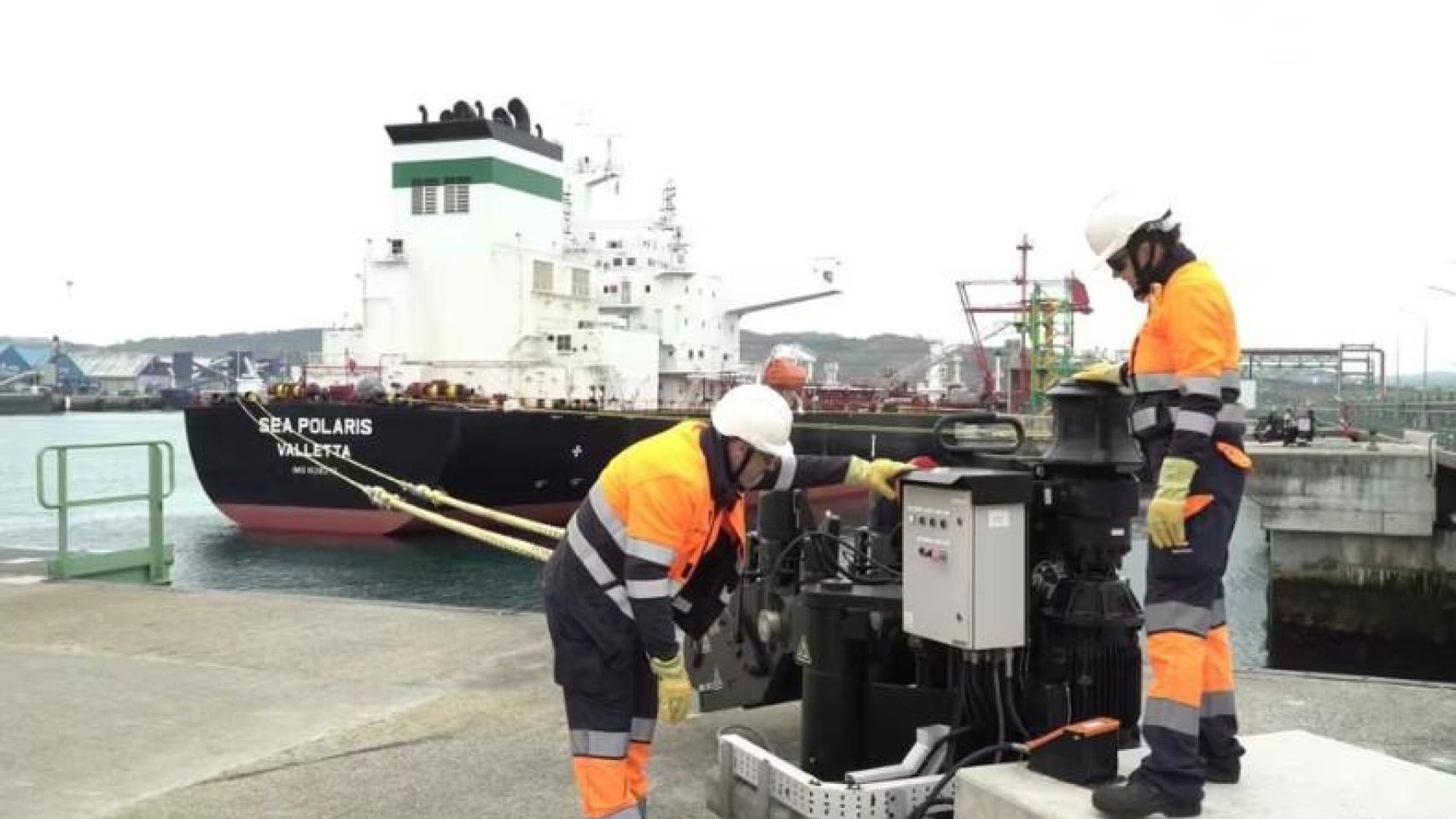 Descarga de crudo de Repsol en los buques procedentes de México y Venezuela en el puerto exterior de A Coruña.