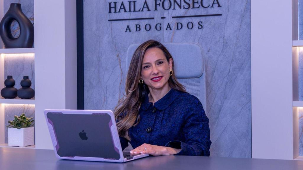 La abogada posa en su despacho