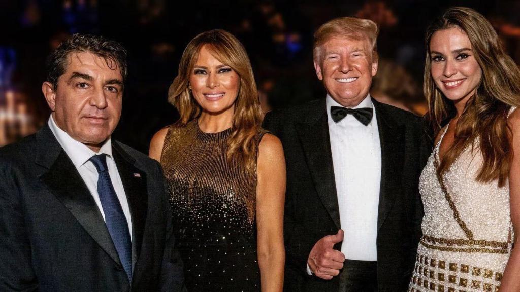 Amanda Ungaro y Paolo Zampolli junto a los Trump en la celebración del 4 de julio.