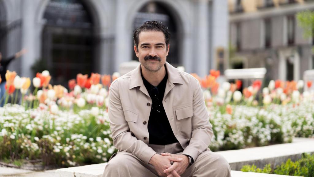 Alfonso Herrera nos atiende para hablar de la masculinidad y de las mujeres de su vida y de su obra.