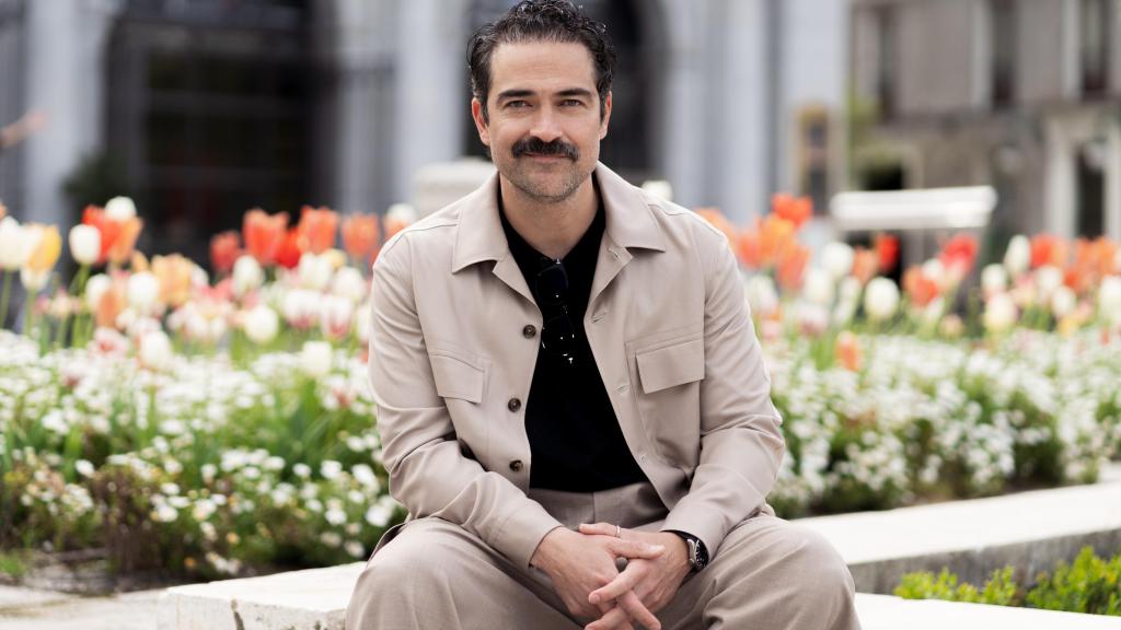 Alfonso Herrera nos atiende para hablar de la masculinidad y de las mujeres de su vida y de su obra.