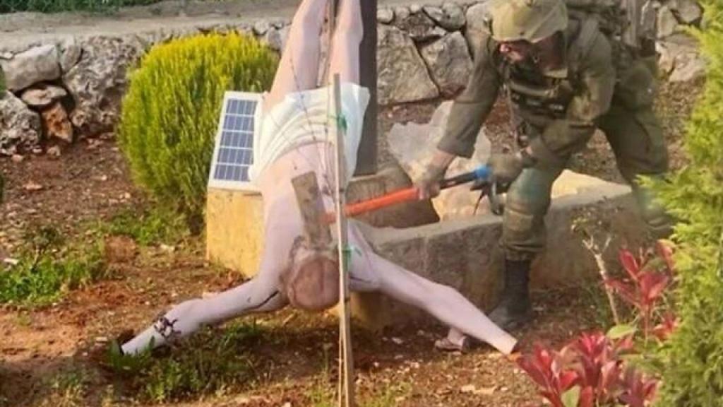 La polémica imagen de un soldado israelí destrozando con una maza una imagen de Cristo en la aldea cristiana de Debel, en el sur de Líbano.
