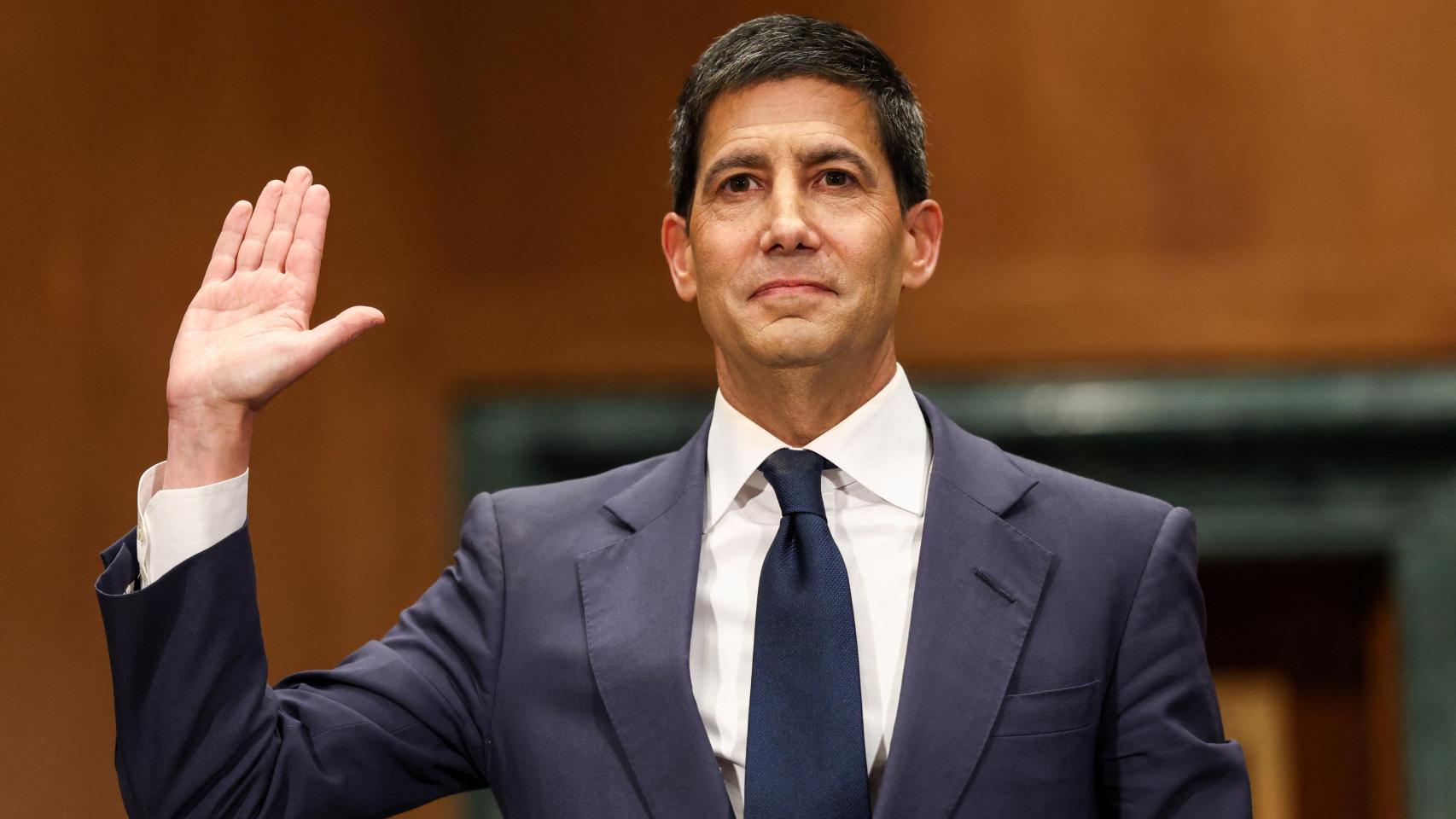 Kevin Warsh, nominado por Donald Trump para presidir la Fed, testifica ante el Comité Bancario del Senado.