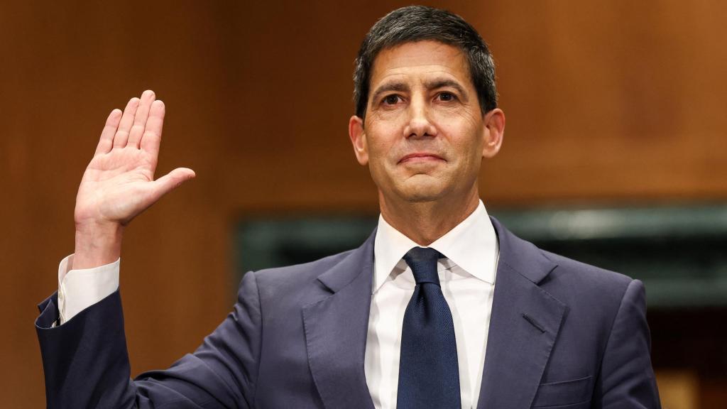 Kevin Warsh, nominado por Donald Trump para presidir la Fed, testifica ante el Comité Bancario del Senado.