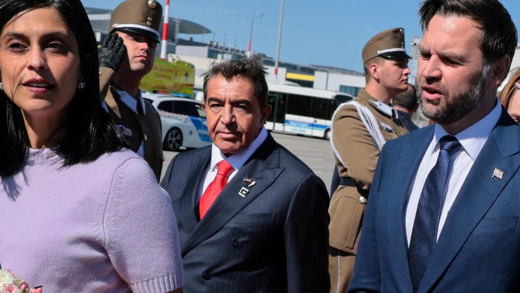 Paolo Zampolli, amigo de Donald Trump, junto al vicepresidente JD Vance y Usha Vance en su visita Budapest