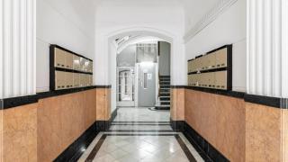 Edificio con ascensor.