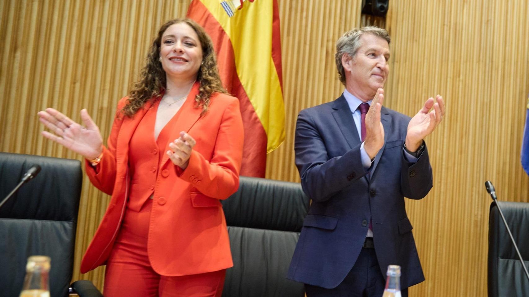La portavoz del PP en el Congreso, Ester Muñoz y el presidente del PP, Alberto Núñez Feijóo, a 8 de julio de 2025, en Madrid.