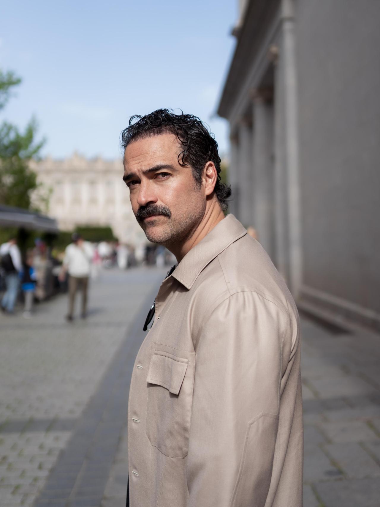 Alfonso en los jardines del Teatro Real.