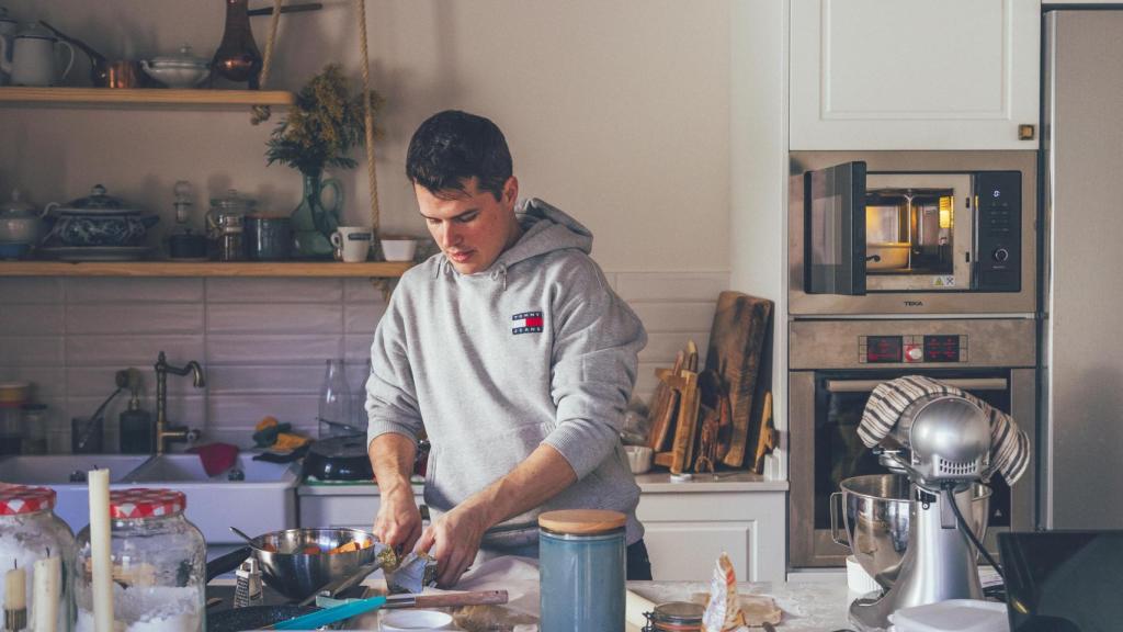 Mateo cocinando.