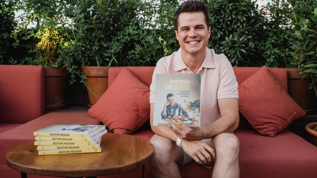 Mateo con uno de sus libros de recetas.