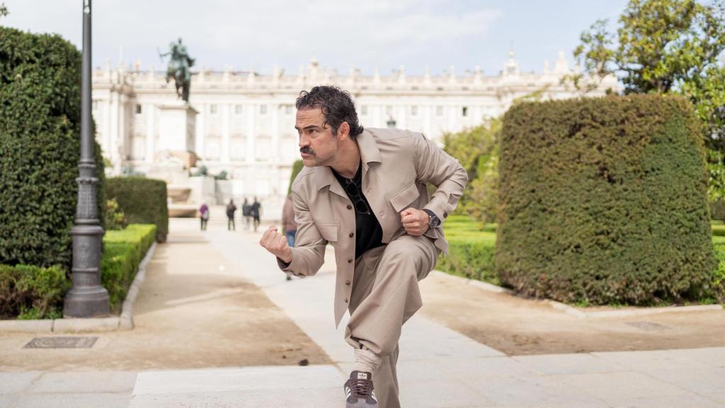 Alfonso Herrera jugando.