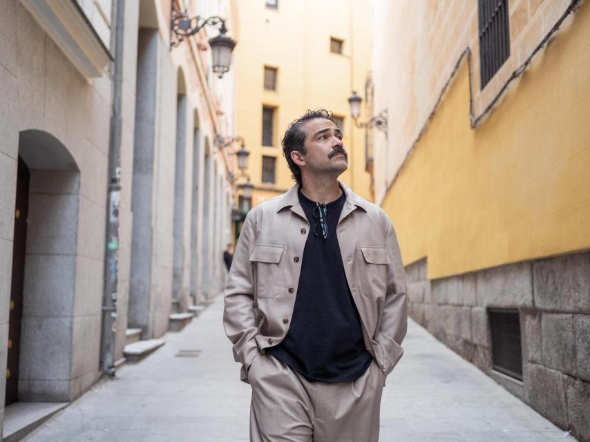 Alfonso Herrera bajando las calles de Madrid.