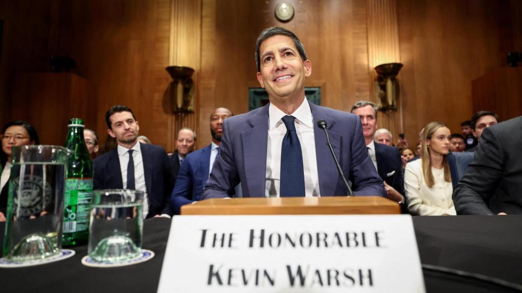Kevin Warsh, nominado por Donald Trump para presidir la Fed, testifica ante el Comité Bancario del Senado.