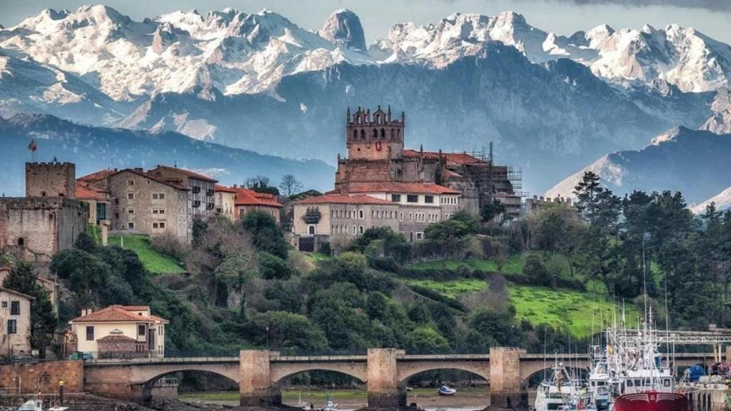 Parece la costa de Croacia, pero es Cantabria: la villa medieval con murallas del siglo XIII y el mejor castillo