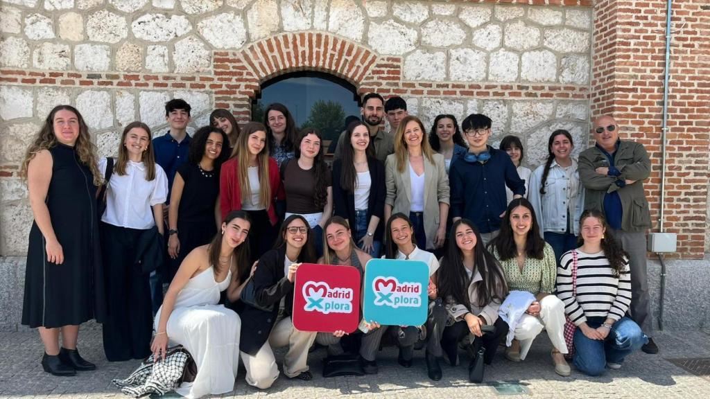 Los veinte seleccionados de Madrid Xplora posan tras ser recibidos en Matadero Madrid, minutos después de conocer que su próximo destino será Egipto: detrás de cada sonrisa, proyectos sobre salud mental, sostenibilidad o redes sociales que los han sacado del aula para llevarlos, por unos días, al país de los faraones.