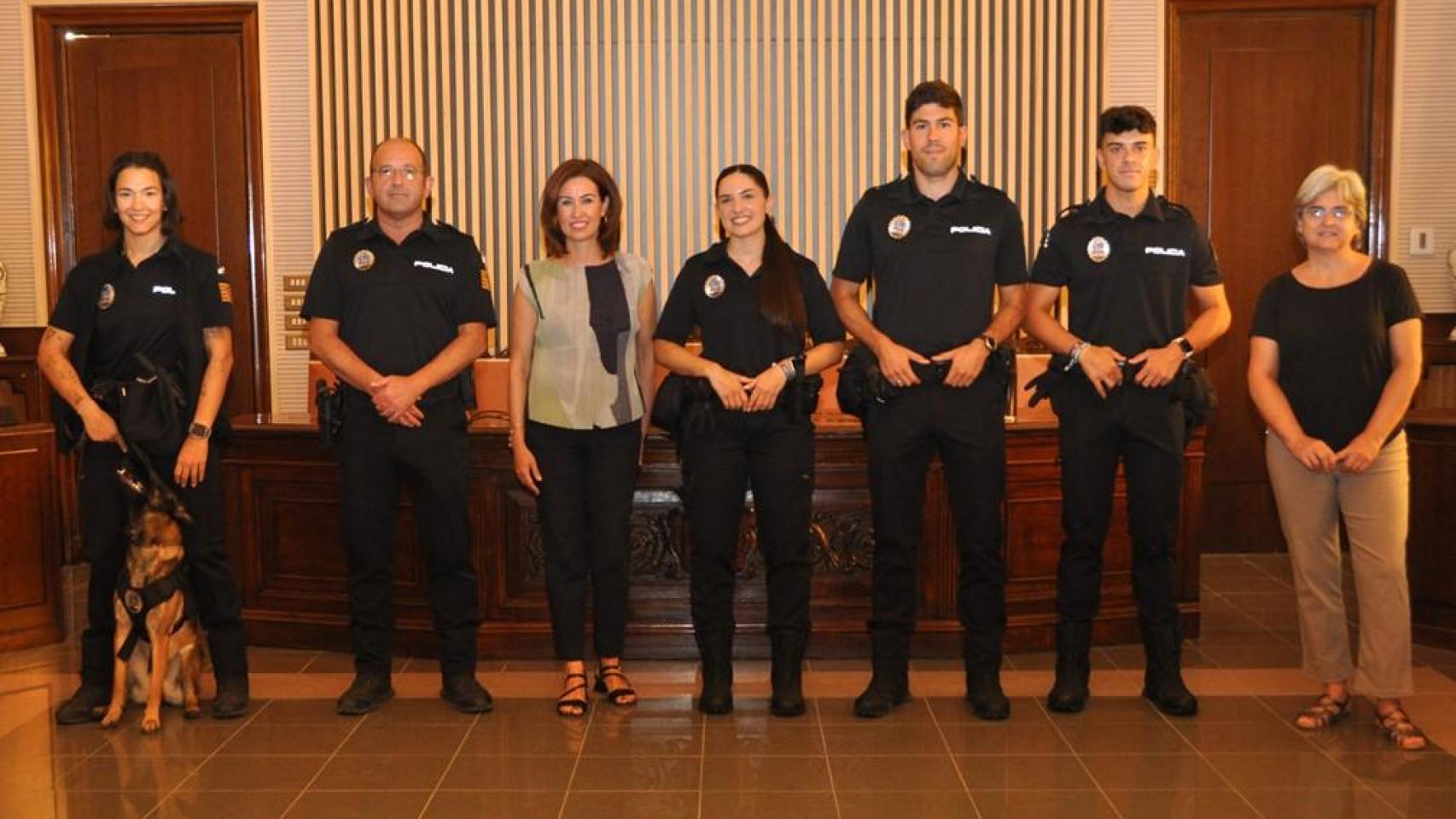 La alcaldesa de Ejea, Teresa Ladrero, junto a policías locales.