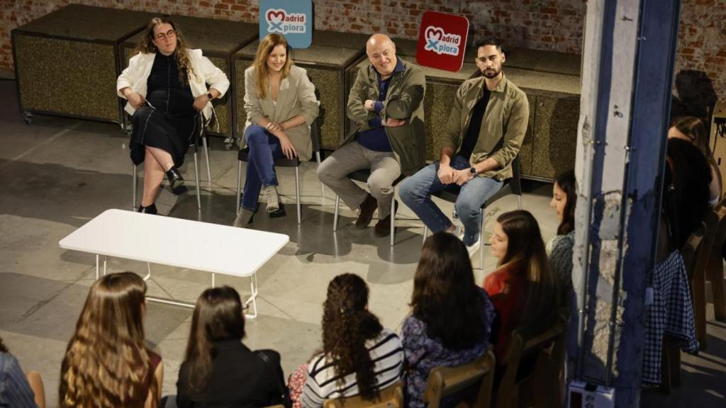 La consejera Ana Dávila conversa con los estudiantes seleccionados durante la presentación de Madrid Xplora en Matadero Madrid, en un encuentro que sirvió de antesala al viaje a Egipto y en el que los jóvenes compartieron los proyectos que los han llevado hasta esta expedición.