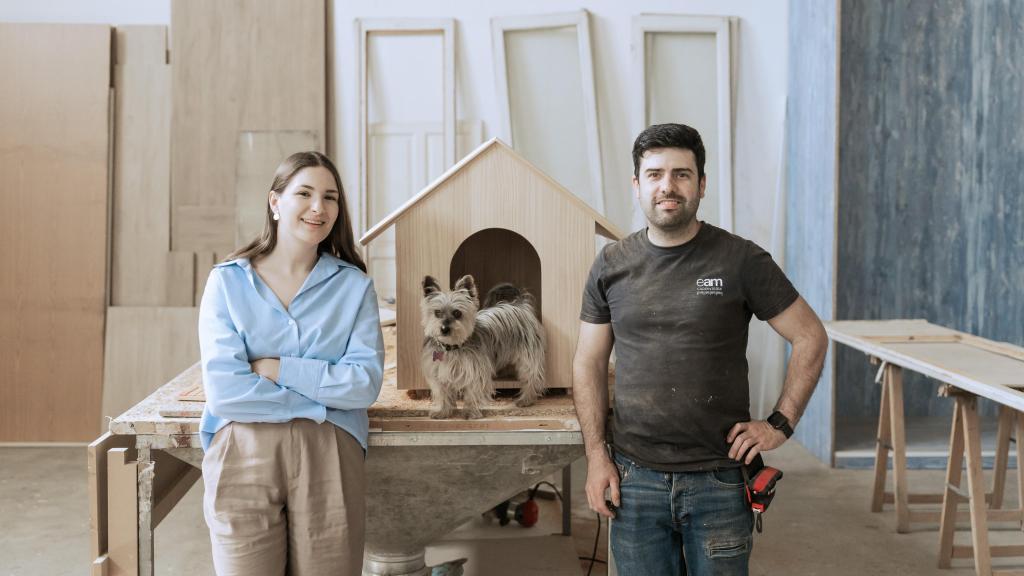 Beatriz Silva y Juan Francisco Nevado junto a su perrita Shira en su taller Espacio a medida.