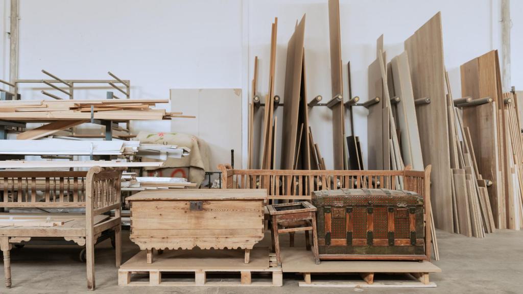 Muebles a restaurar y hehos por Juan que guarda en su taller.