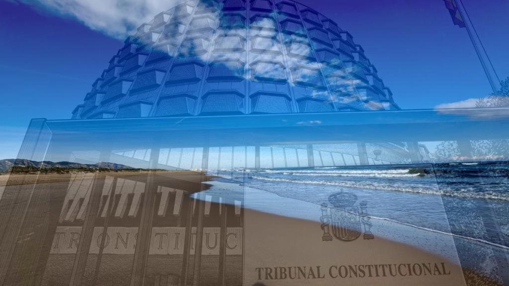 Una imagen del Tribunal Constitucional sobre una foto de la costa alicantina.