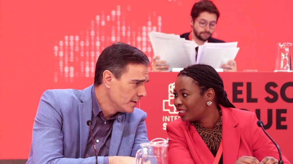 El presidente del Gobierno, Pedro Sánchez, y la exsecretaria general de la Internacional Socialista, Benedicta Lasi, durante la última jornada del XXVI Congreso de la Internacional Socialista (IS), en Madrid, a 27 de noviembre de 2022.