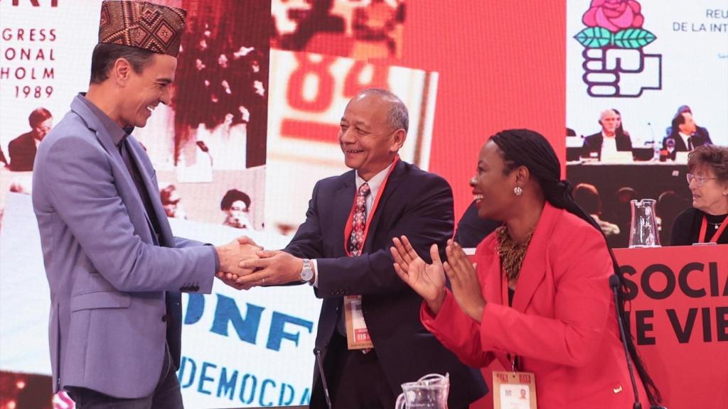 El presidente del Gobierno, Pedro Sánchez (i), y la secretaria general de la Internacional Socialista, Benedicta Lasi, durante la última jornada del XXVI Congreso de la Internacional Socialista (IS), en Madrid.