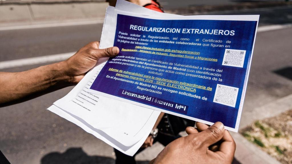 Varias personas hacen cola en una oficina Servicios Sociales, a 21 de abril de 2026, en Madrid.