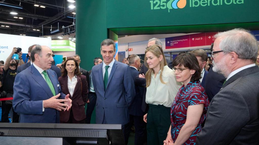El presidente del Gobierno, Pedro Sánchez, y la ministra Sara Aagesen visitan el stand de Iberdrola en WindEurope, donde son recibidos por Ignacio Galán