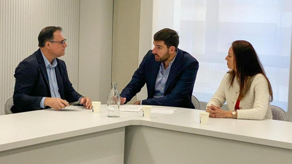 Los diputados del Grupo Mixto y exmiembros de Vox,  José Ángel Antelo y Virginia Martínez, este martes, reunidos con el presiente de la patronal de la construcción FRECOM, José Hernández.